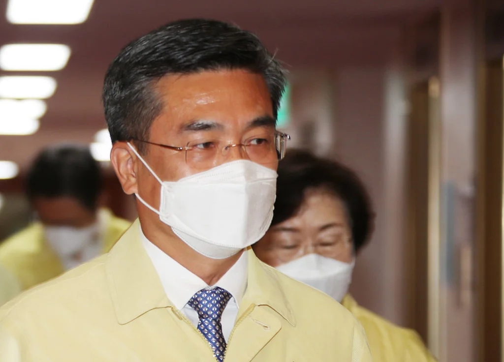 韩国前国防部长被捕,文在寅政府高官开始“落马”
