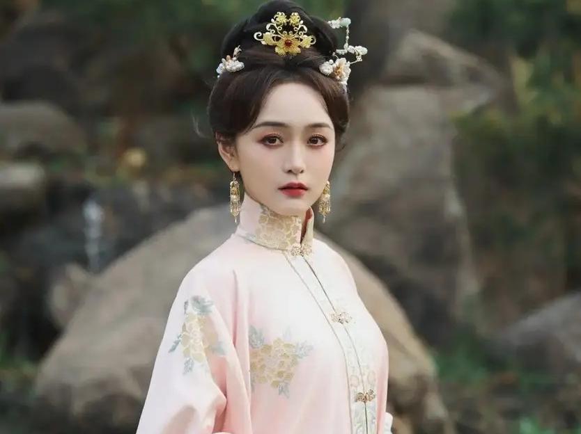 张嘉芸找舅舅陈佩斯蹭饭,佩斯眉毛都白了,张山和陈佩斯吃相真实