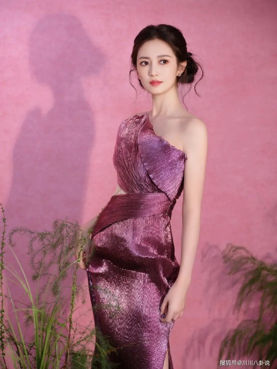 颖儿带女儿回付辛博老家，不住婆家住酒店，公婆出镜都好宠月亮